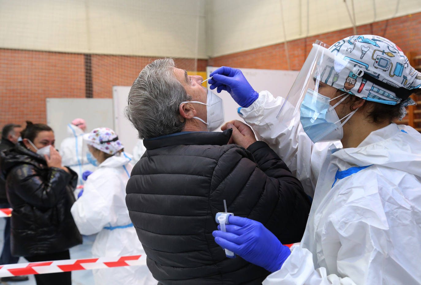 Largas colas durante la primera jornada de test de antígenos en Palencia. 