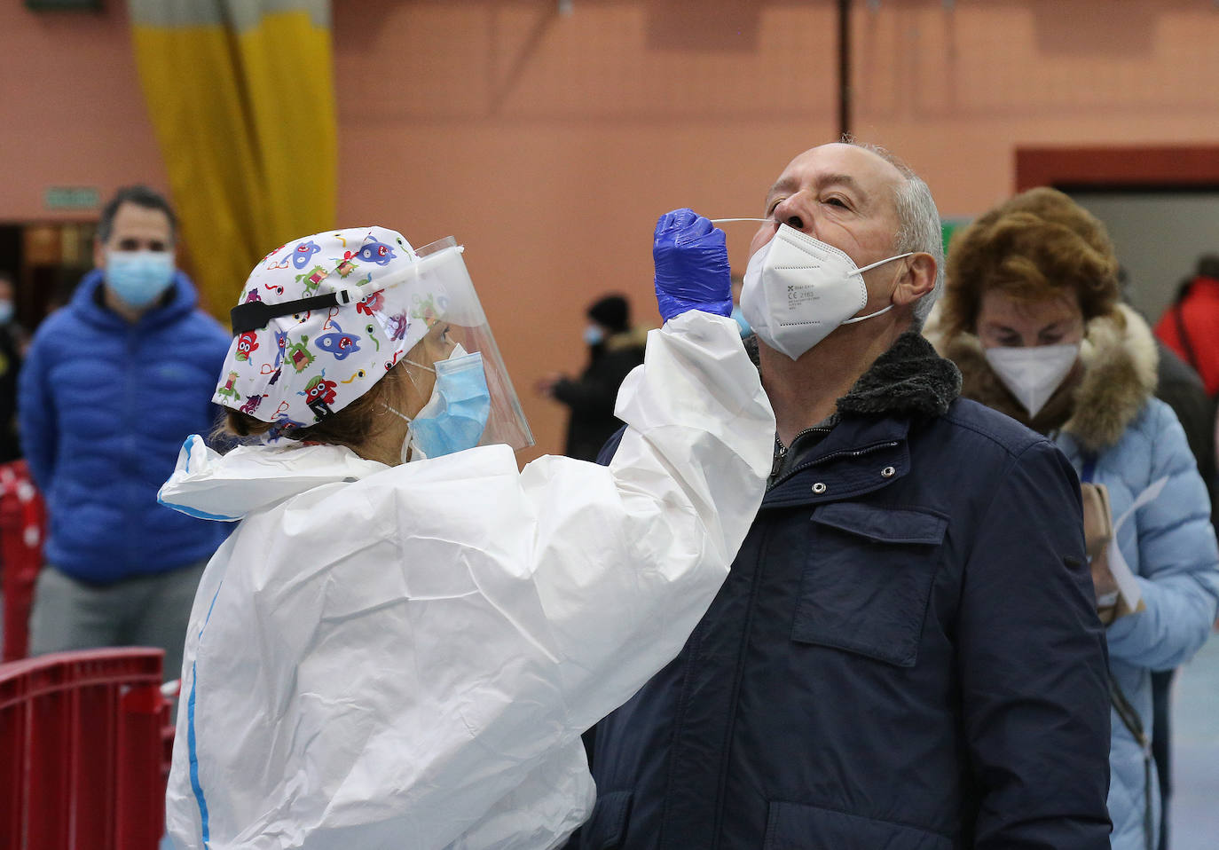 Largas colas durante la primera jornada de test de antígenos en Palencia. 