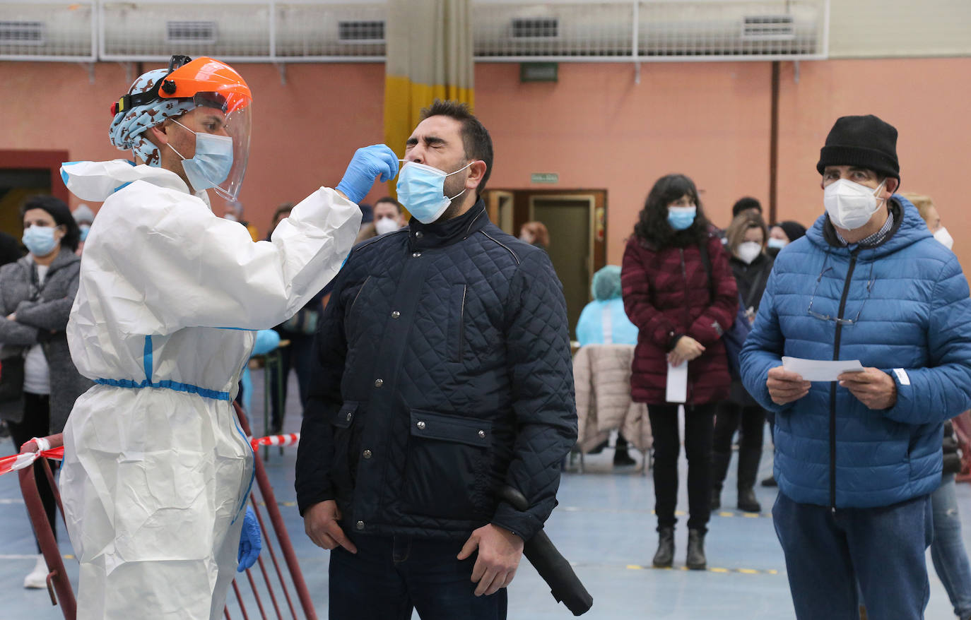 Largas colas durante la primera jornada de test de antígenos en Palencia. 