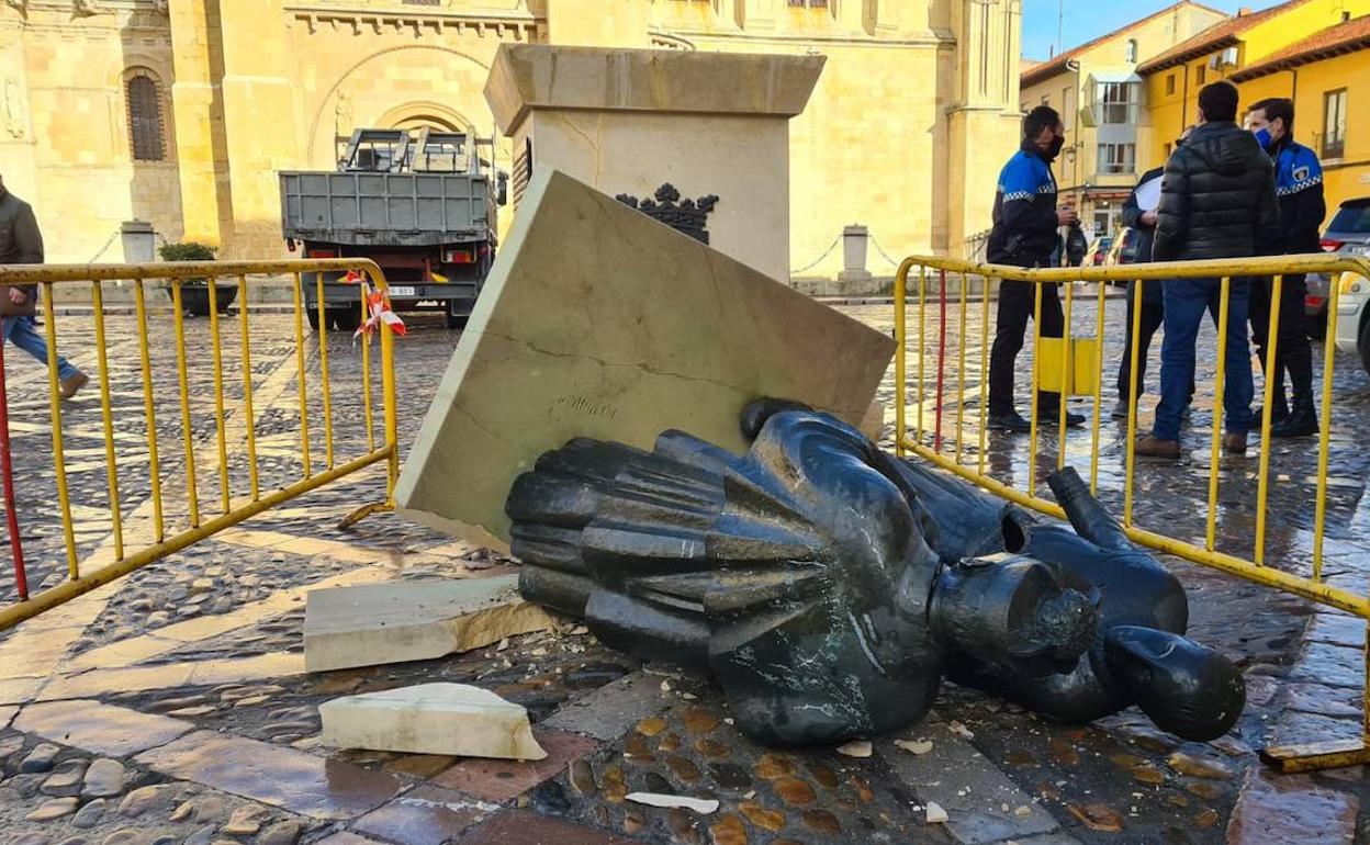 Imagen de la escultura en el suelo tras recibir el impacto del camión que retiraba el árbol de Navidad. 
