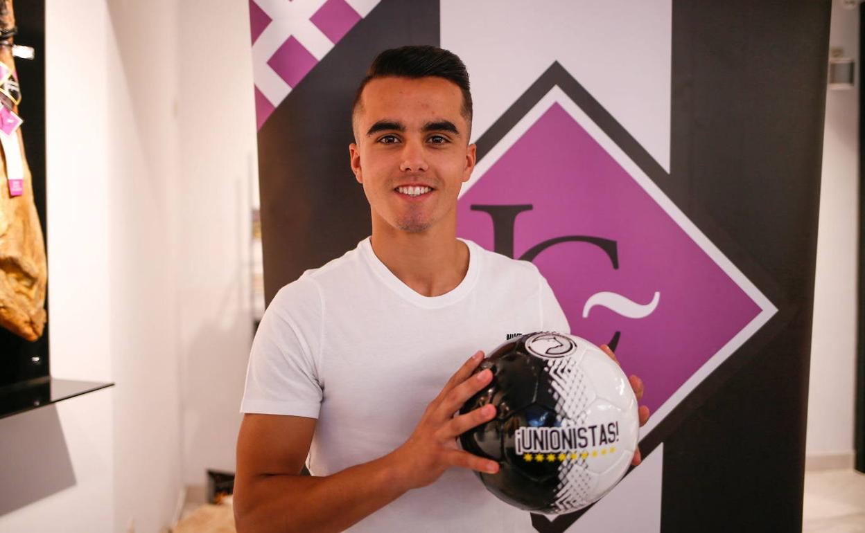 Diego González, nueva incopración del Palencia Cristo, en su presentación con Unionistas. 