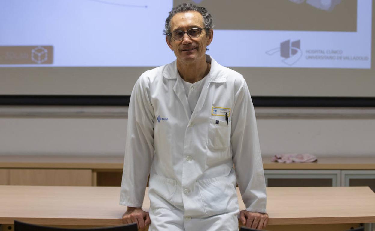 El doctor José Alberto San Román en el Hospital Clínico de Valladolid