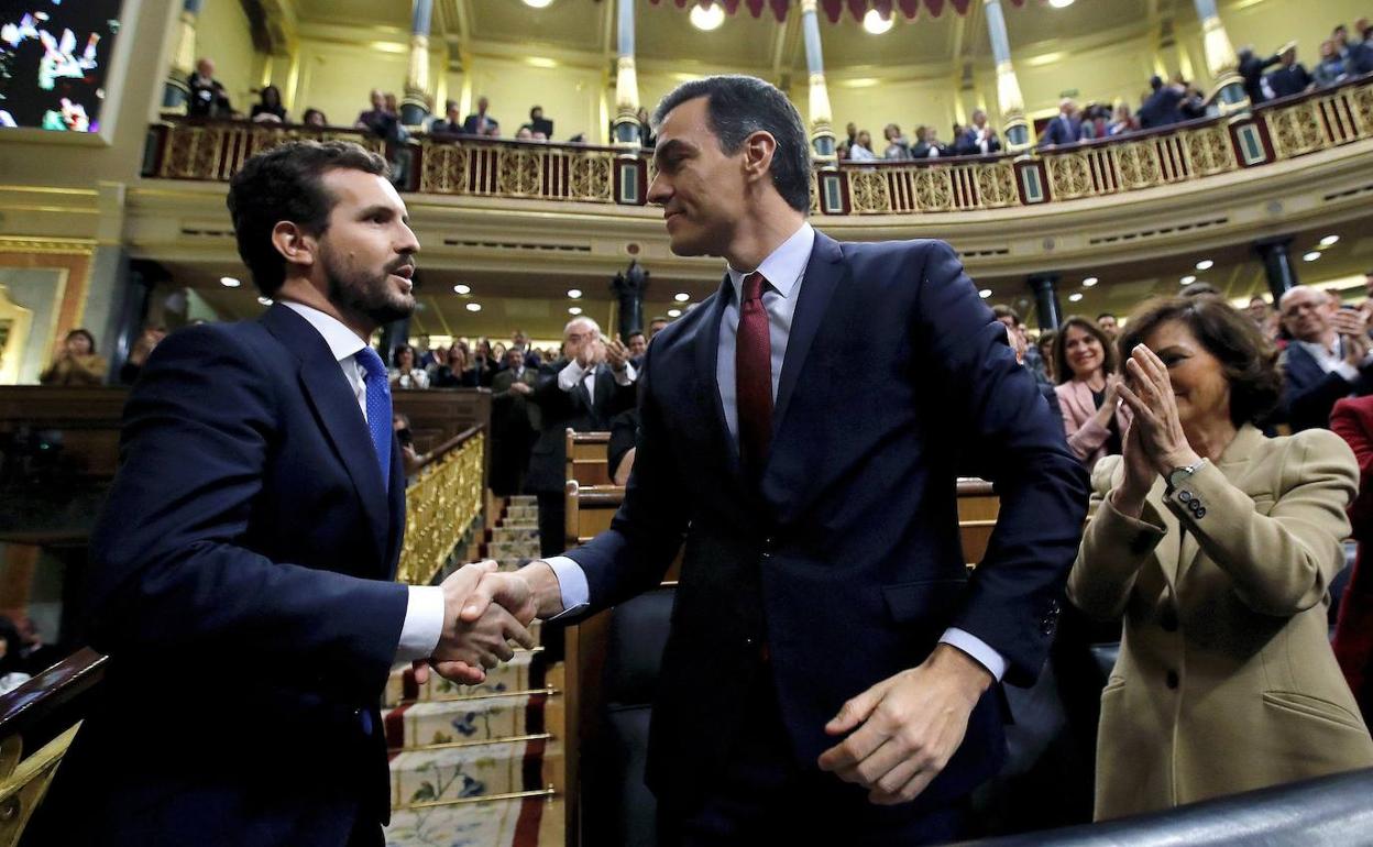 Pablo Casado felicita a Pedro Sánchez al lograr este la investidura el 7 de enero de 2020.