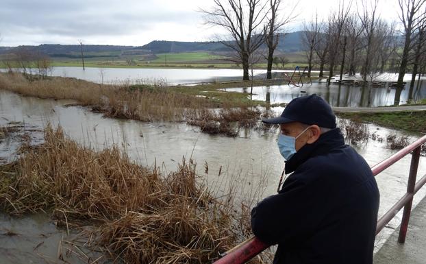 Un vecino observa las inundaciones del Esgueva en Villanueva de los Infantes.