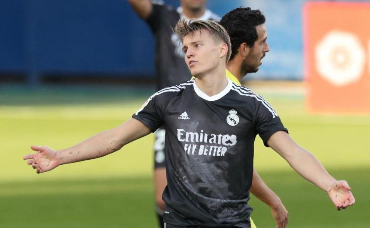 Martin Odegaard se lamenta durante un partido del Real Madrid. 