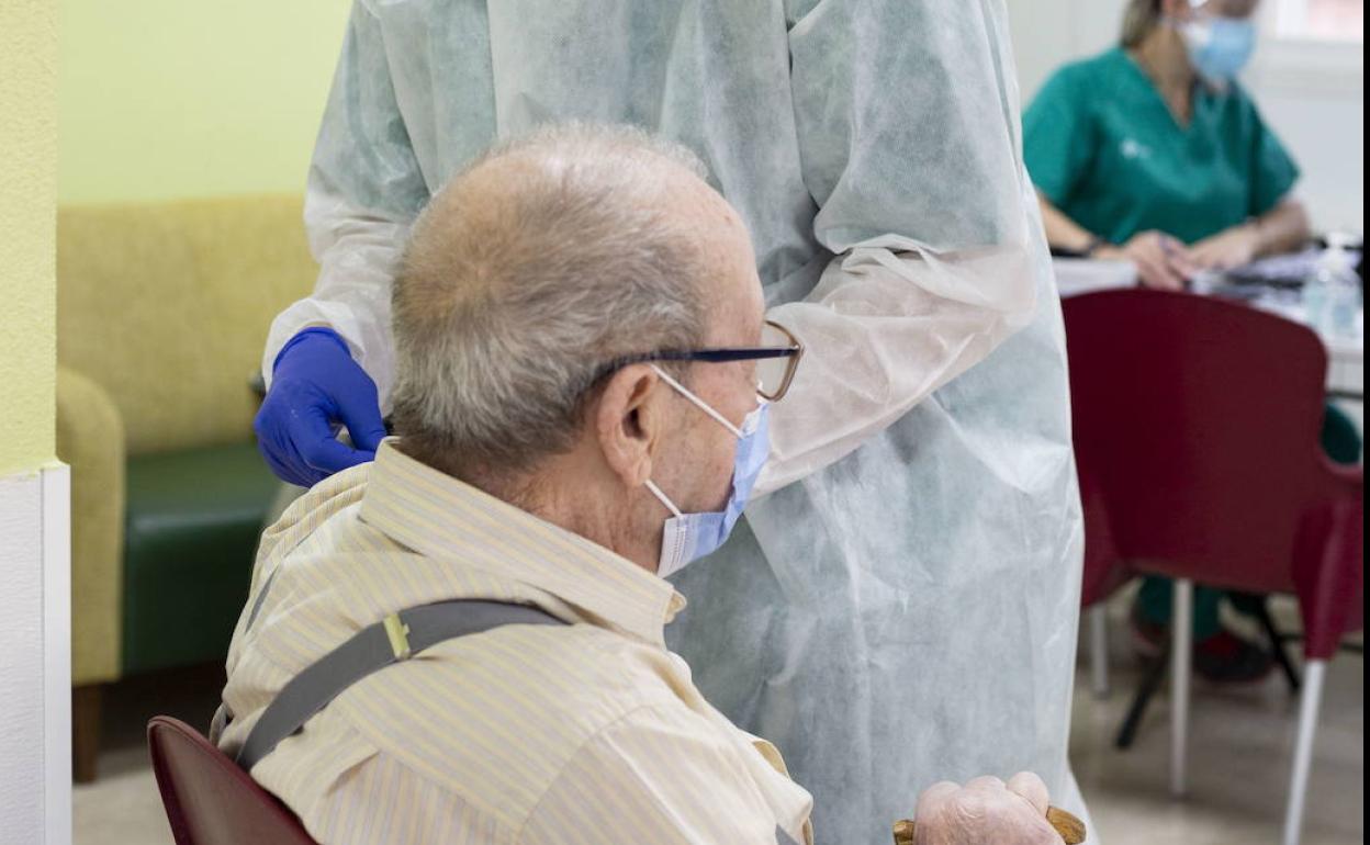 Vacunación en la residencia El Villar de Laguna de Duero. 