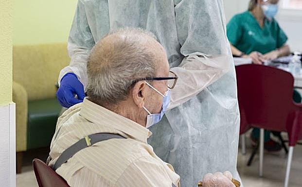 Solo el 0,044% de los vacunados contra la covid registra efectos adversos en la región 