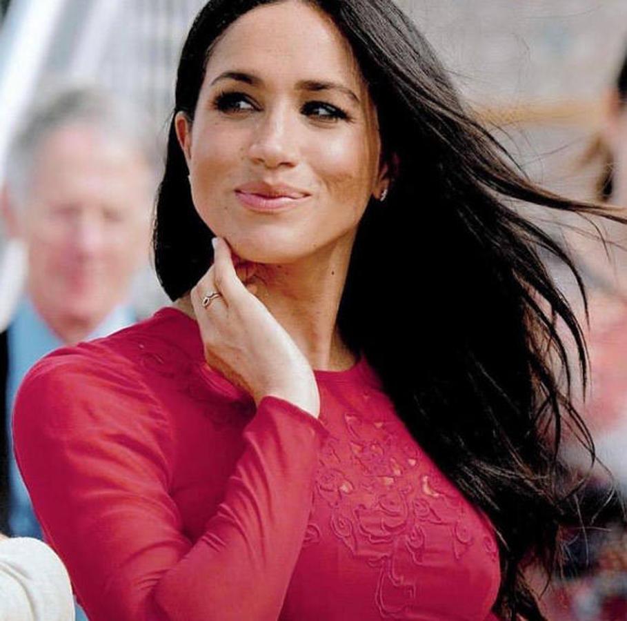 Seguir fieles al color de pelo negro oscuro no tiene por que ser aburrido. Una buena forma de darle más luz y personalidad es añadirle algún matiz, reflejo o simplemente darle un poco más de vida y de buen aspecto con un sencillo baño de color que refresque el tono. 