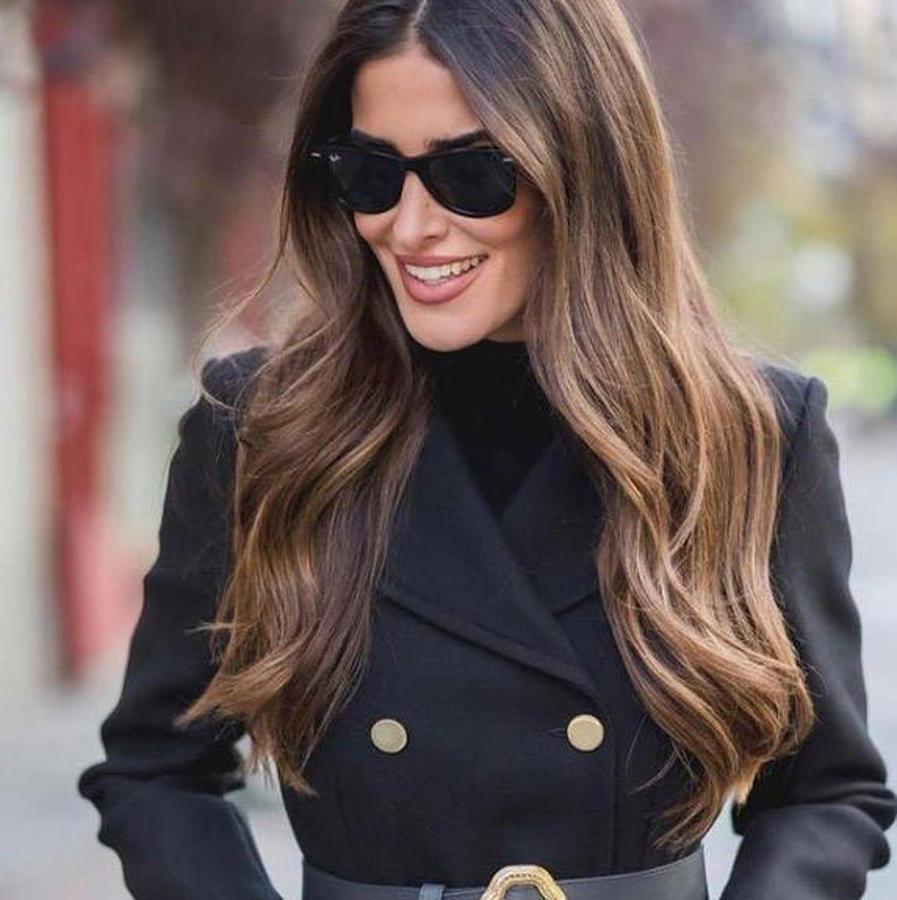 Si estás cansada de verte siempre con el mismo color de pelo y tu base es castaña, una buena forma de darle un toque de color y sobre todo luz al cabello es incluir reflejos en un castaño más claro como ahora luce la actriz Lidia Torrent. 