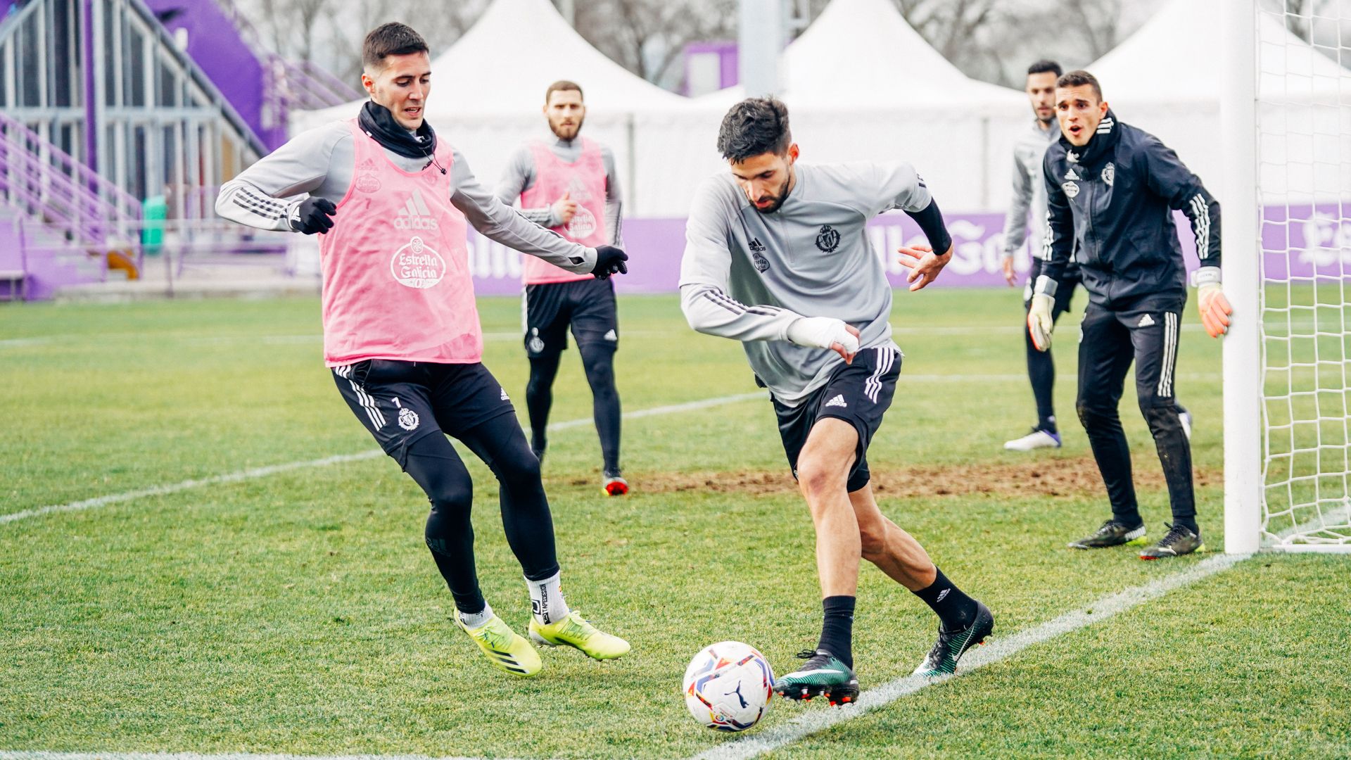 Kodro durante el primer entrenamiento, entre Guardiola y Masip. 