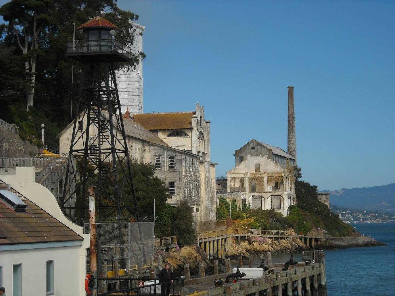 2.- Alcatraz (San Francisco, Estados Unidos) | Alcatraz, isla natural de la bahía de San Francisco es, probablemente, la cárcel más famosa del mundo, aunque solo funcionara como tal durante 29 años (de 1934 a 1963). Alcatraz fue una superprisión, un experimento penitenciario ante el incremento de los crímenes en Estados Unidos tras la Gran Depresión de la década de 1930. En 'La Roca', como también era conocida, estuvieron algunos de los mafiosos más conocidos de la época, como Al Capone o Robert Birdman Stroud.
