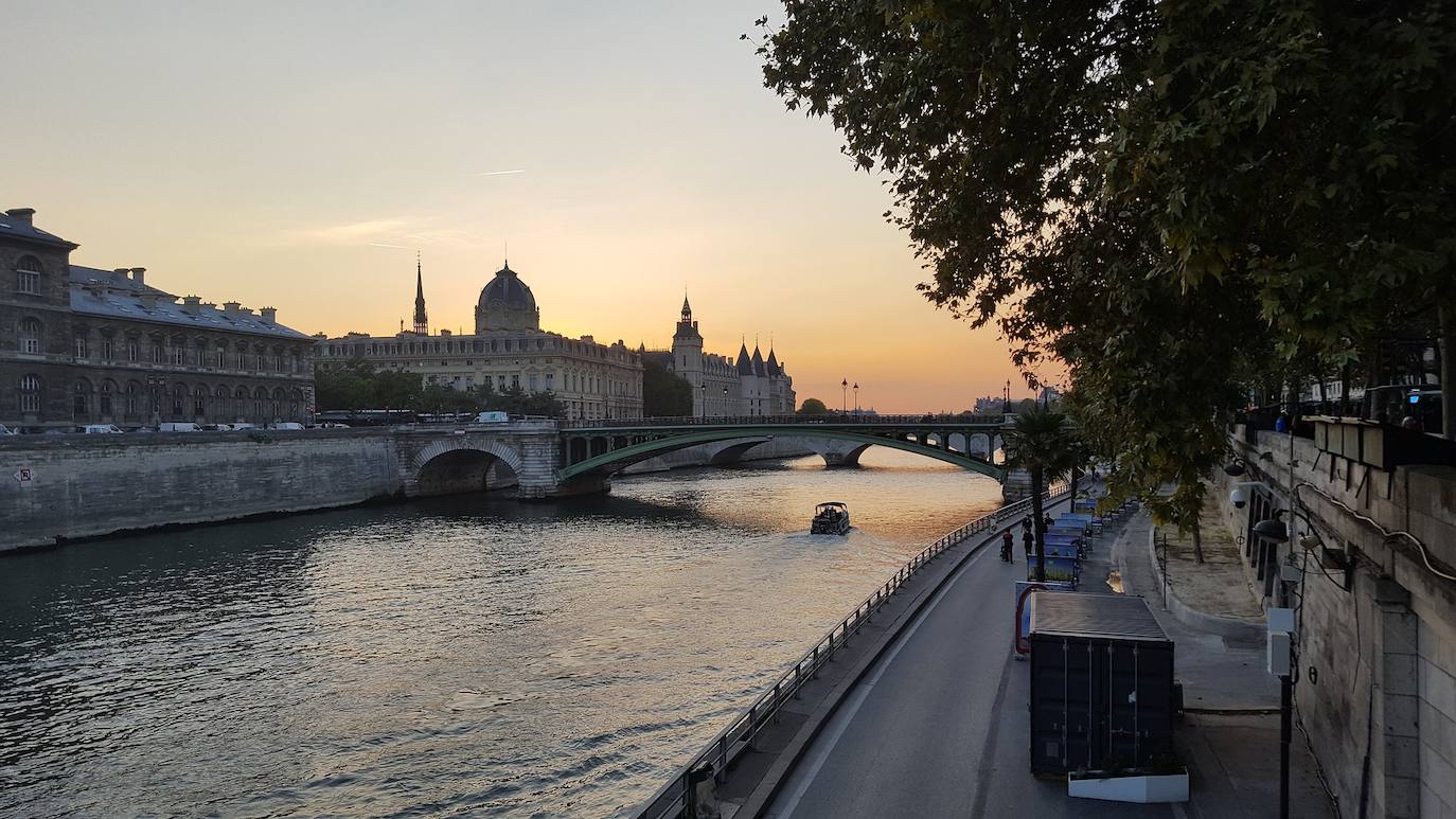 8.- La Conciergerie (París, Francia) | La Conciergerie, hogar de la Sainte-Chapelle, se convirtió en el principal centro de detención de los reaccionarios durante la Revolución Francesa. Sus celdas alojaron a quienes se oponían al nuevo régimen durante el Reino del Terror (1793-1794), cuando más de 2.700 almas fueron sentenciadas a muerte y guillotinadas. Entre ellas, la famosa reina María Antonieta. La prisión ocupaba la planta baja del edificio y las dos torres. Arriba, mientras tanto, discurría la labor del Parlamento.
