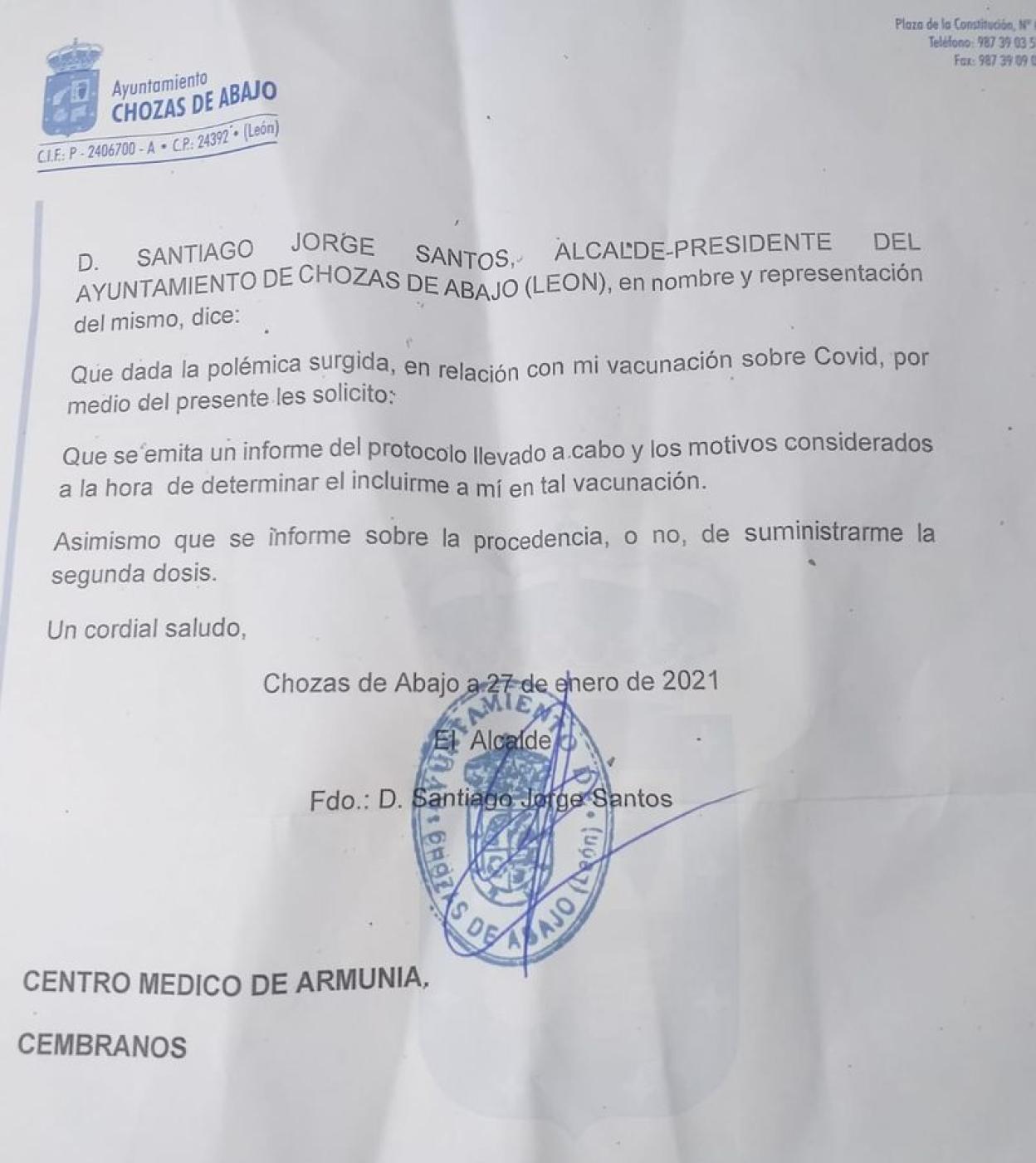 Imagen del documento oficial remitido desde el Ayuntamiento de Choza de Abajo al consultorio de Sacyl para solicitar información sobre los motivos por los que el alcalde fue vacunado así como por la idoneidad de la segunda dosis. 