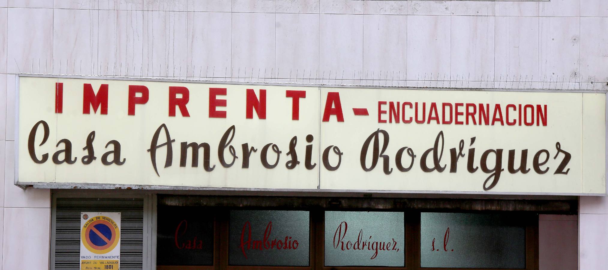 Calle Embajadores, 16. Tipografía: sans serif, script.