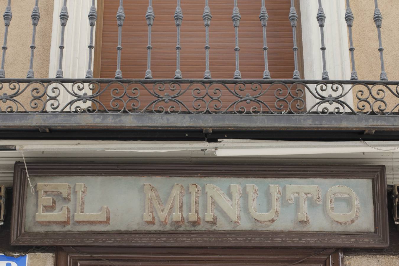 Calle Macías Picavea, 15. Tipografía: rotuladas, slab.