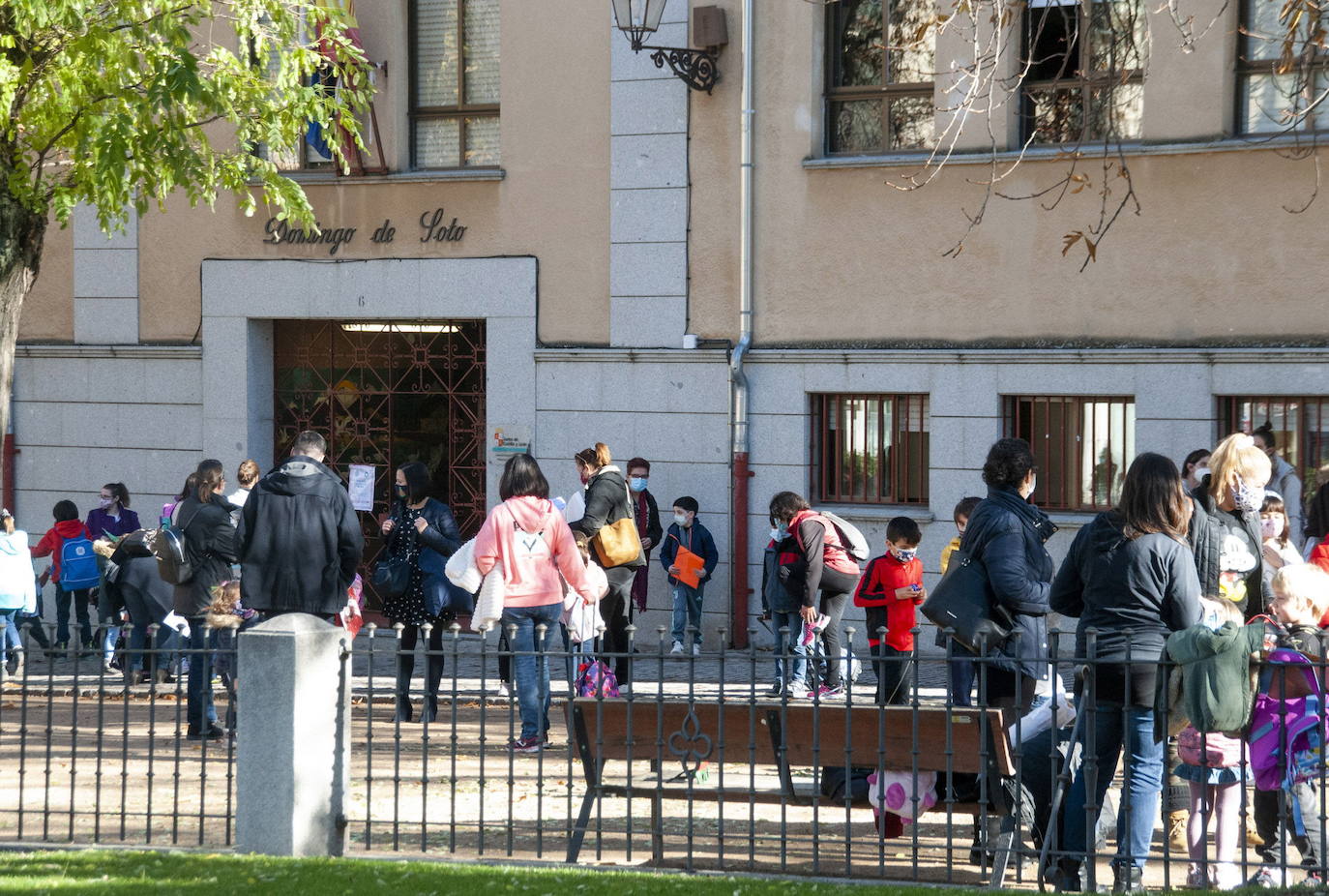 Escolares a la salida de un centro educativo de la ciudad.