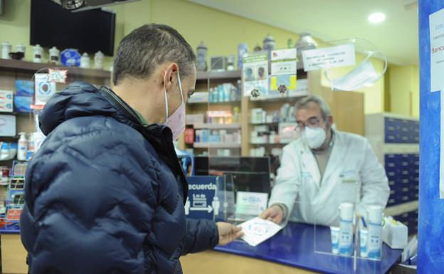 Un hombre compra mascarillas en una farmacia vallisoletana. 