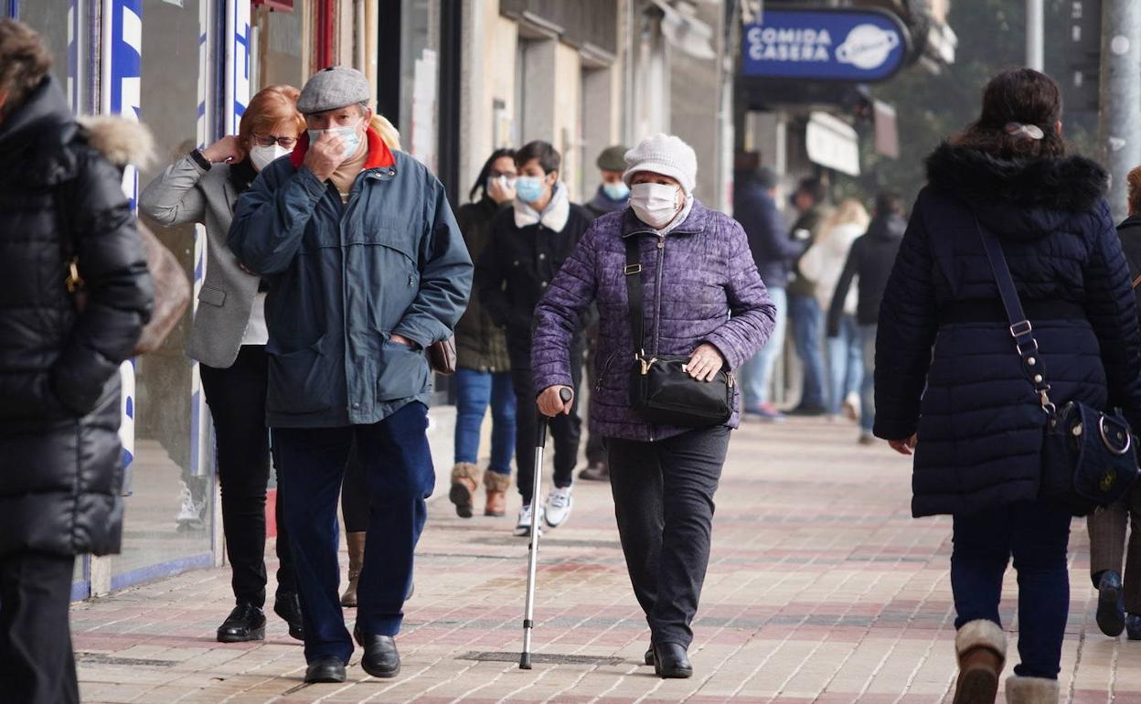 Gente paseando por Salamanca. 