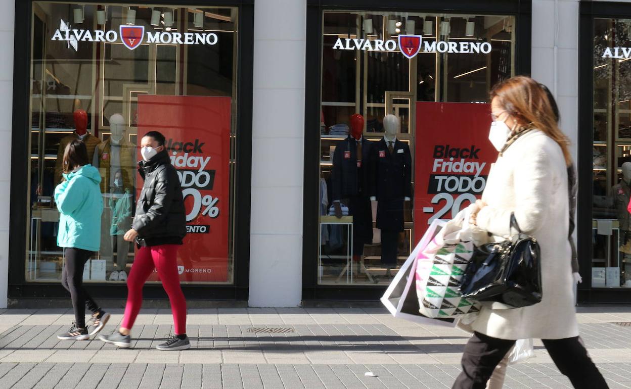 Una calle con comercios. 