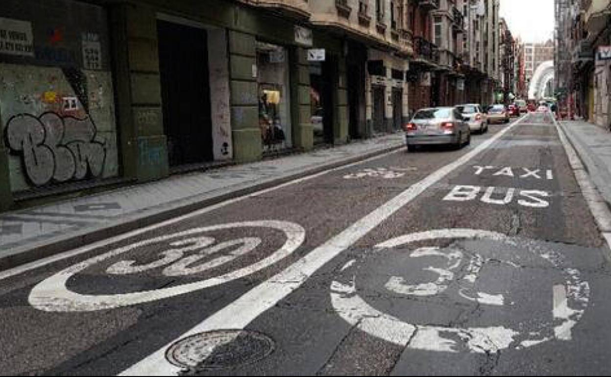 Carriles casi vacíos ayer al mediodía en la calle López Gómez.