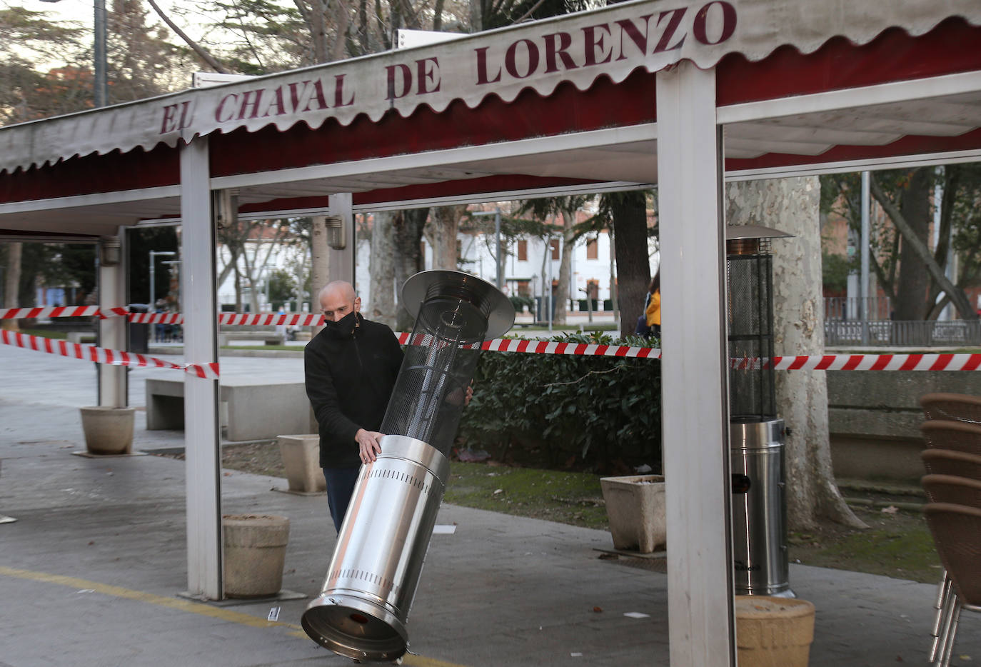Recogida de una terraza en la Plaza Mayor.
