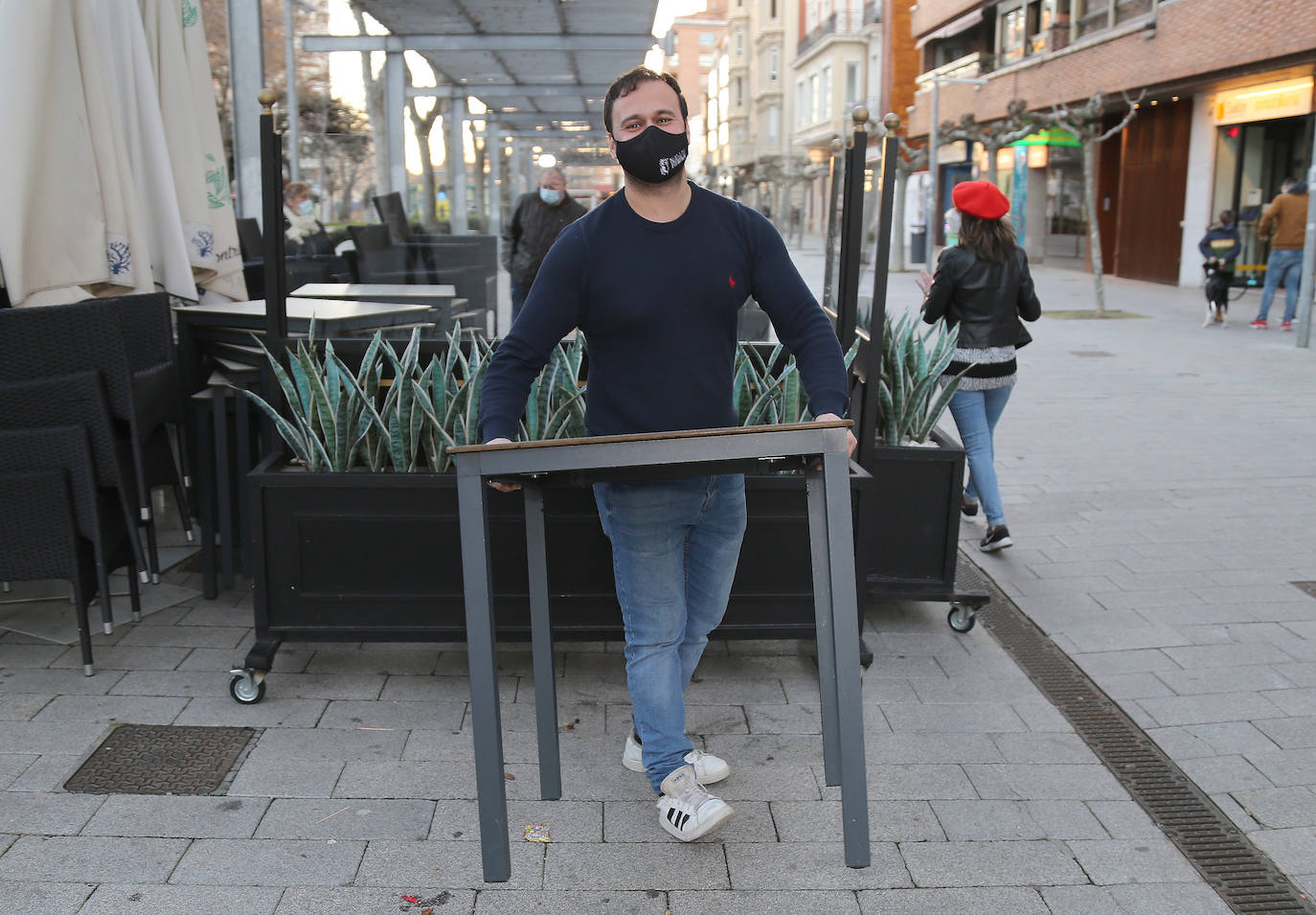 Recogida de una terraza en la Plaza Mayor.