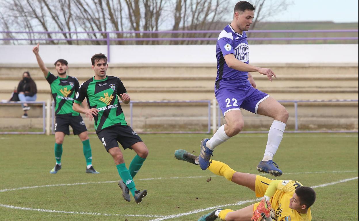Kuko salta por encima del meta rival, después de que este haya atrapado el balón, ayer en el Mariano Haro.