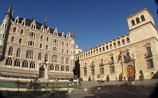 Palacio de los Guzmanes, a la derecha, propiedad del líder comunero Ramir Núñez de Guzmán.