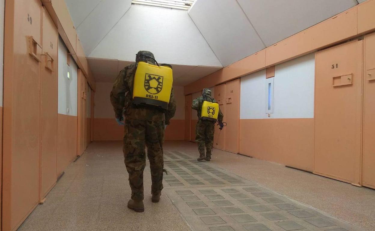 Personal de la UME deinfectó la cárcel de Topas durante la primera oleada.