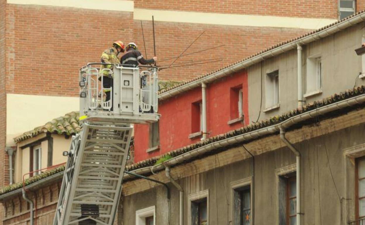 Los Bomberos retiraron ayer la antena de un tejado sobre el túnel de San Isidro.