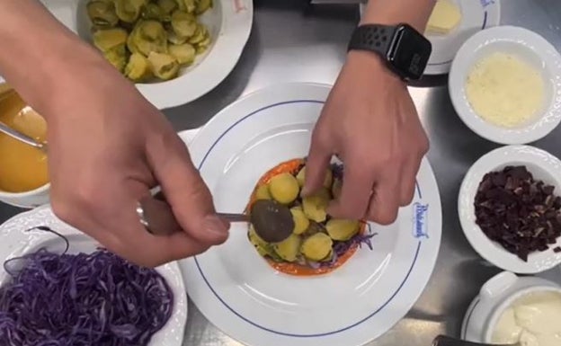 Imagen principal - Creativa falsa pizza de calabaza con coles de Bruselas y queso palentino