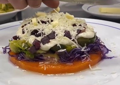 Imagen secundaria 1 - Creativa falsa pizza de calabaza con coles de Bruselas y queso palentino