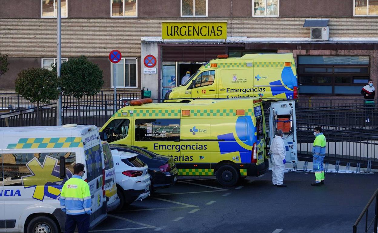 Ambulancias estacionadas frente al área de Urgencias del Clínico.