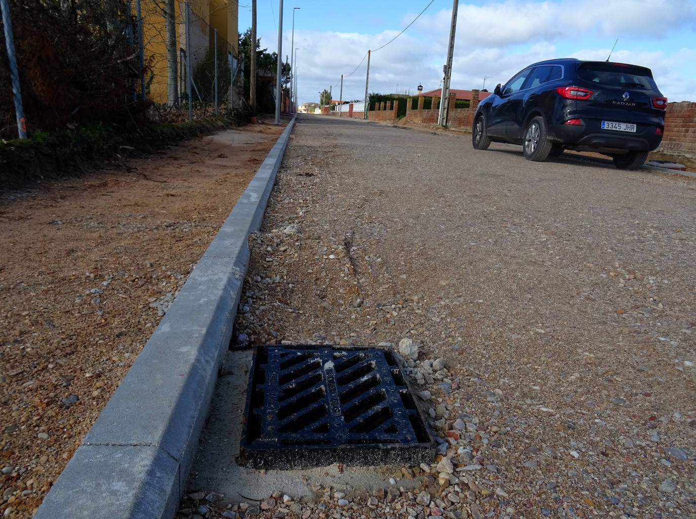 Nuevo alcantarillado, aceras y farolas en la urbanización.