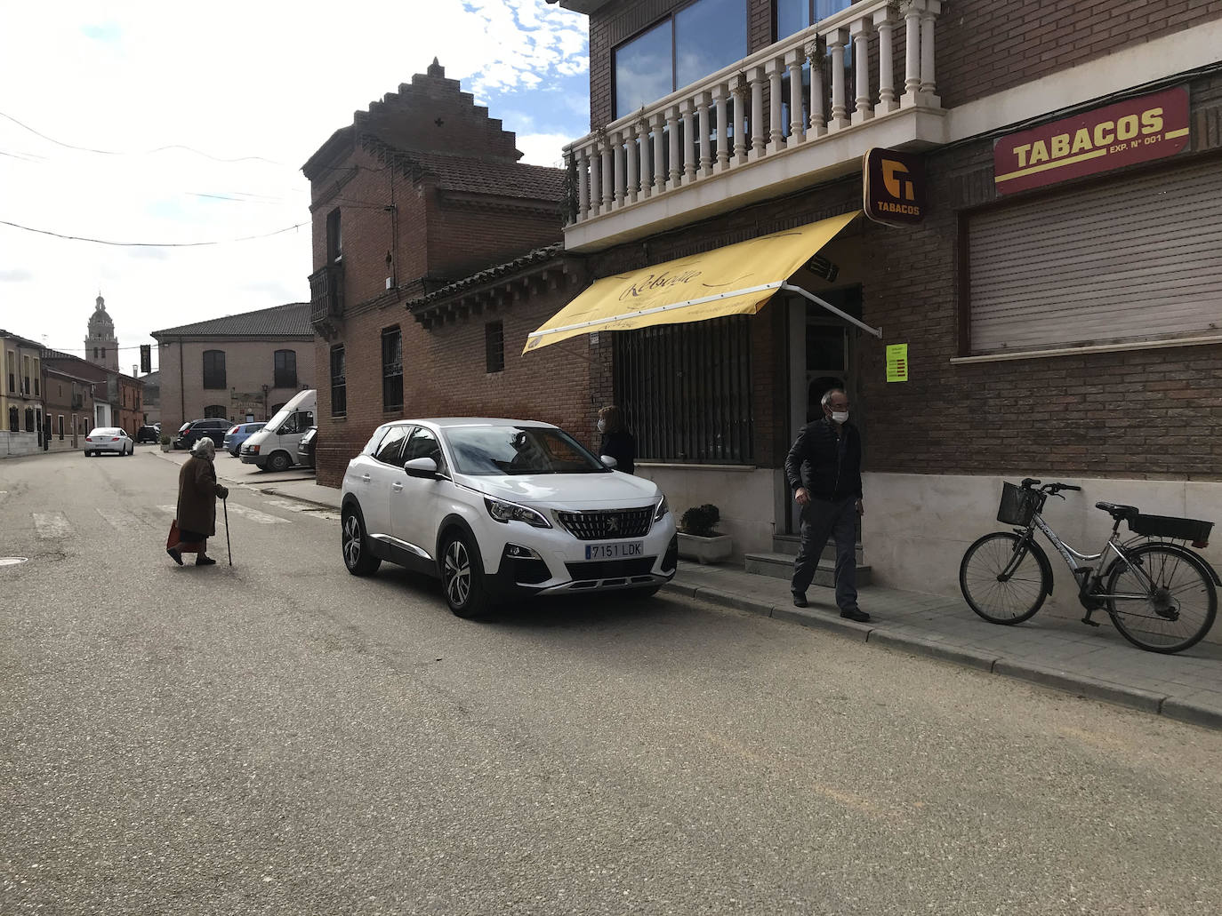 Tres vecinos a la entrada de una de las tiendas de Matapozuelos. 