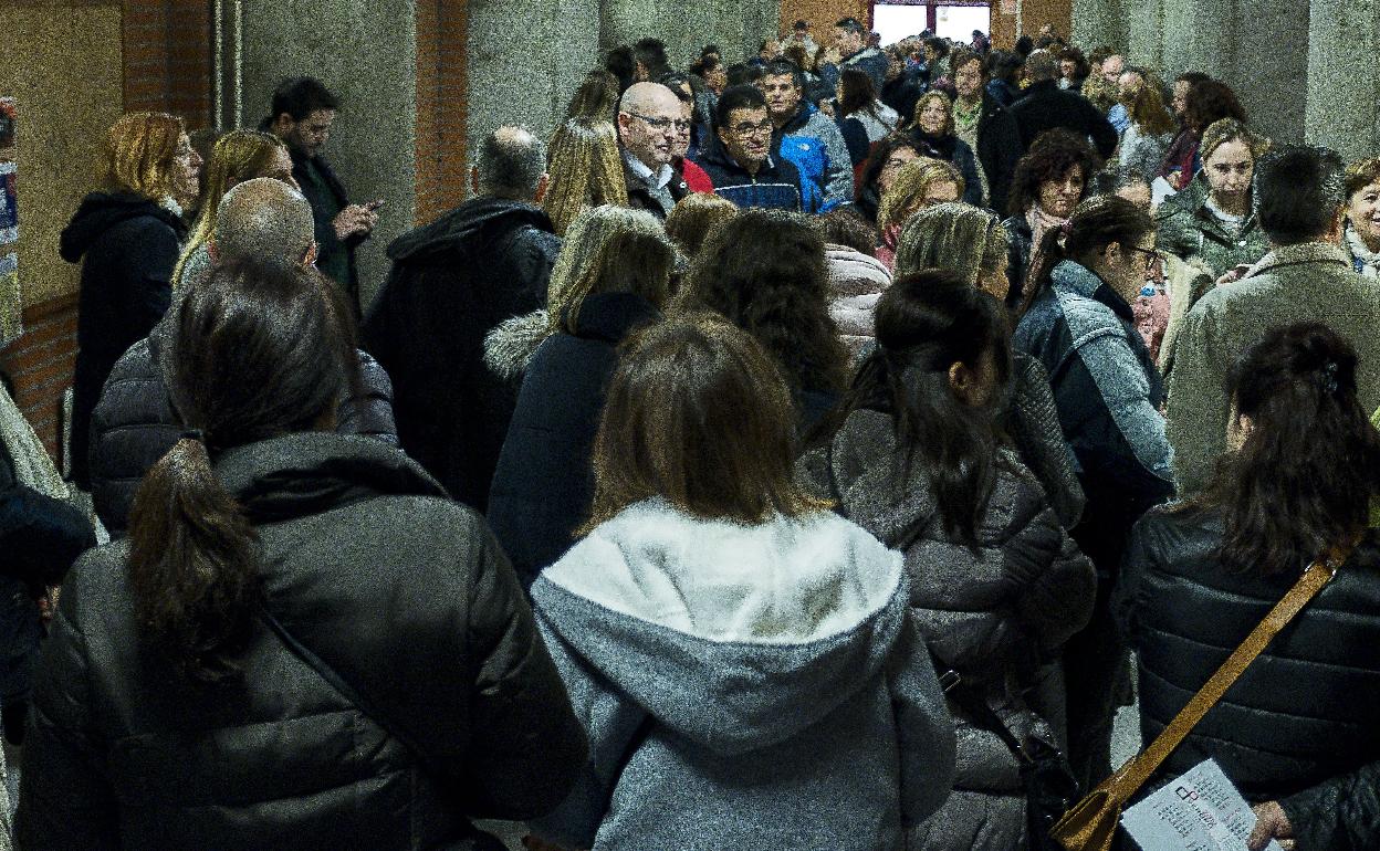 Aspirantes de una oposición de la Junta de Castilla y León esperan para acceder a las aulas en un proceso desarrollado en diciembre de 2018.