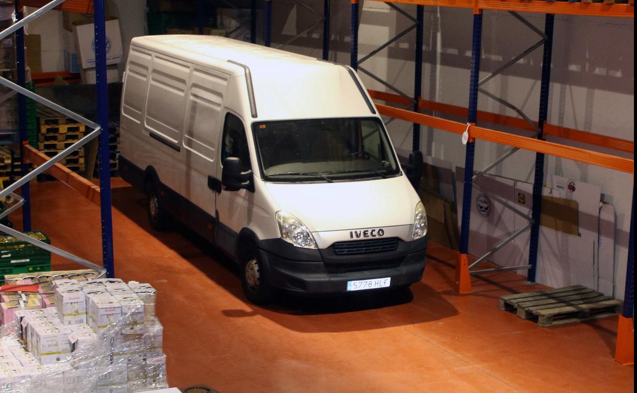 Una furgoneta lista para cargar y repartir los alimentos.