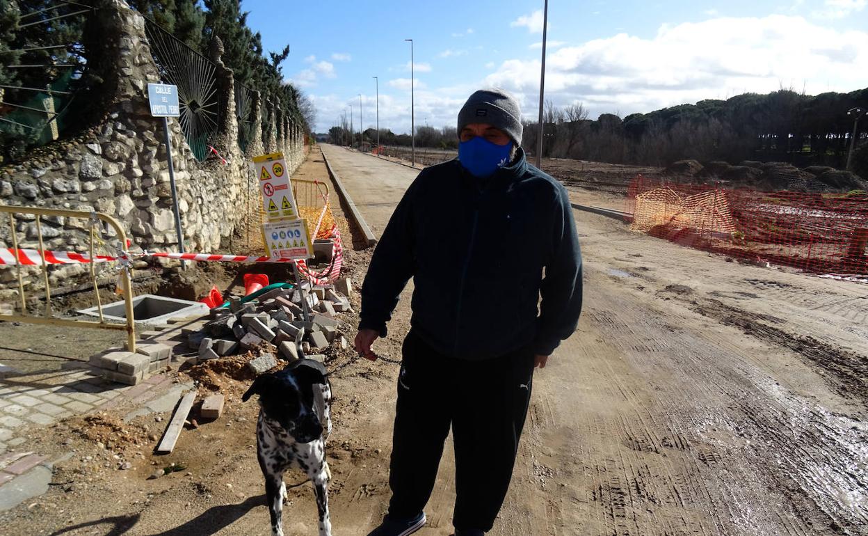 Miguel Ángel Carrera, en la entrada a Los Doctrinos por la calle del Apóstol Pedro, donde ya han colocado farolas y dibujado las aceras.