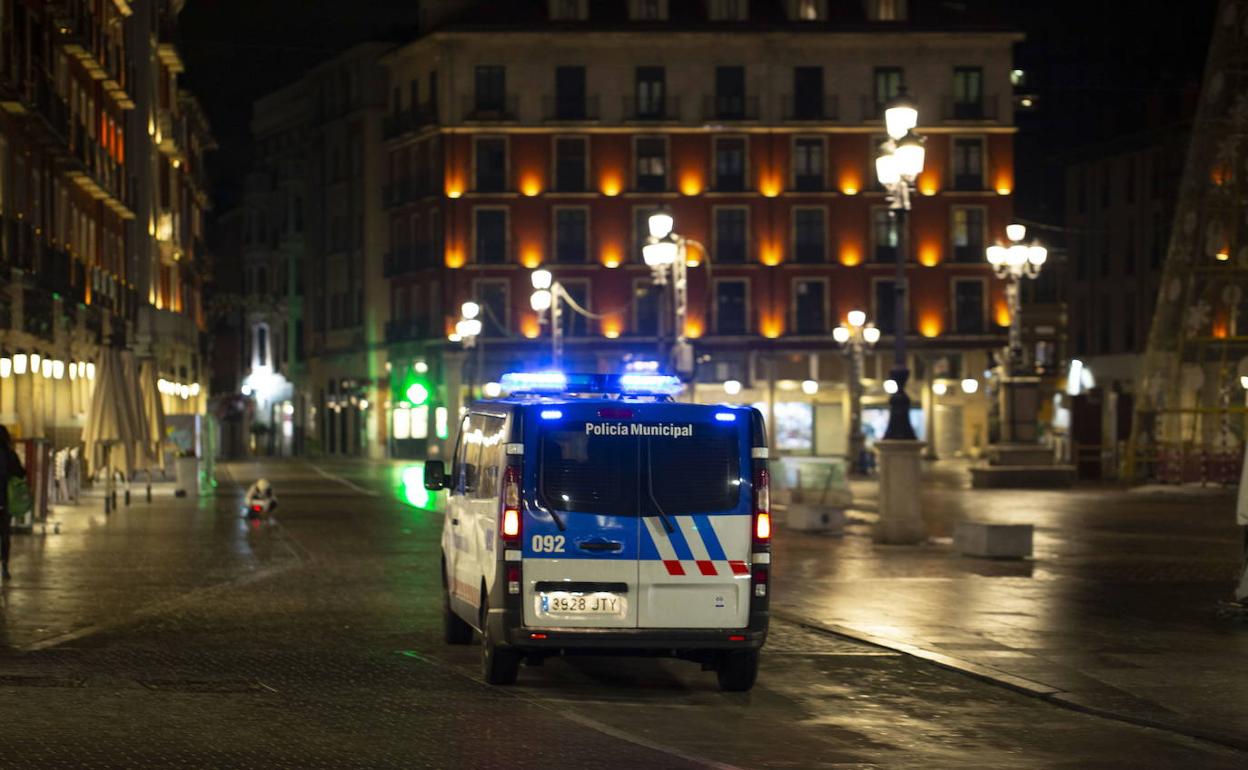 La Policía Local de Valladolid vigila el cumplimiento del toque de queda en la Plaza Mayor. 