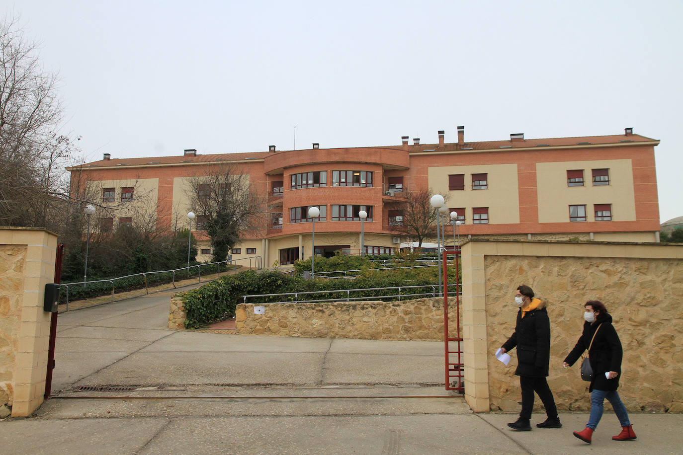 Entrada a la residencia de la tercera edad Virgen del Bustar, en Carbonero el Mayor, una de las afectadas por el virus. 