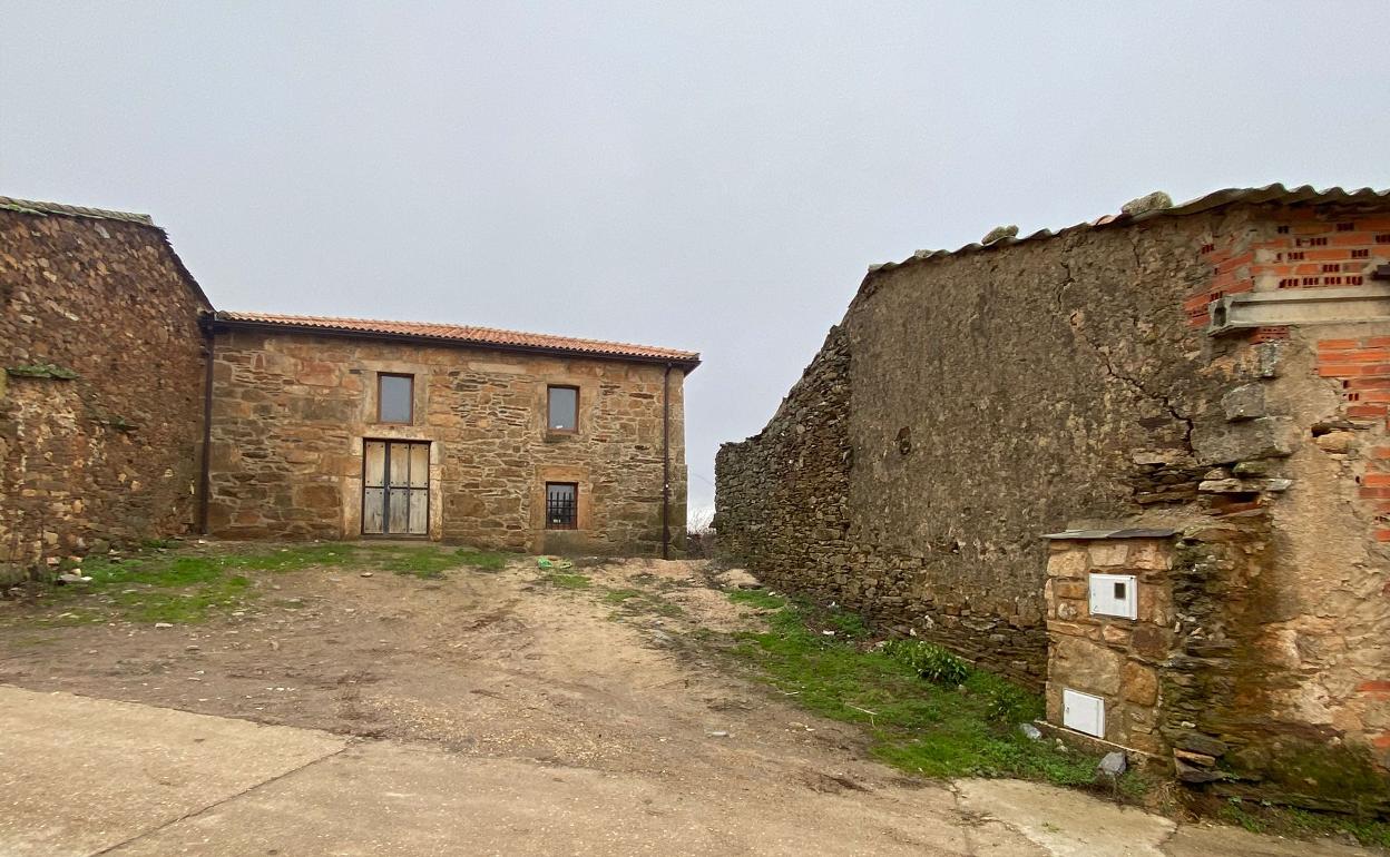 La antigua Casa del Maestro, al fondo, tenía delante un jardín hoy desaparecido y que se quiere recuperar.