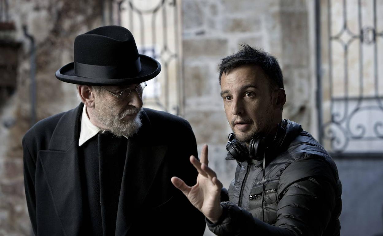 Karra Elejalde, caracterizado como Unamuno, y Alejandro Amenábar en el rodaje 'Mientras dure la guerra'.