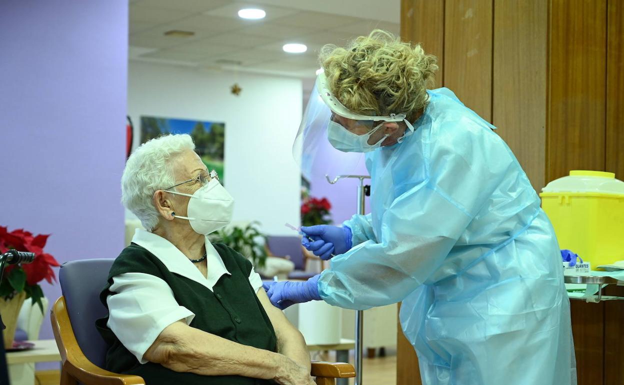 Araceli, la primera española que recibió la vacuna contra el covid. 