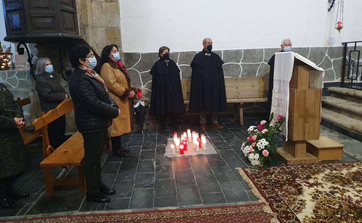 El alcalde de Miranda del Castañar, en el centro con capa, en la misa de Las Candelas.