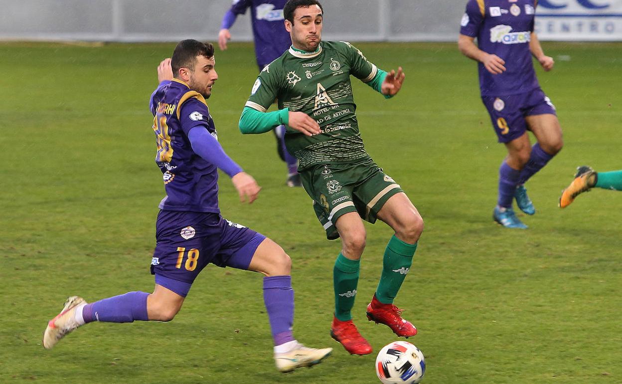 Amit busca el remate ante Herrador en el encuentro de esta tarde en La Balastera. 