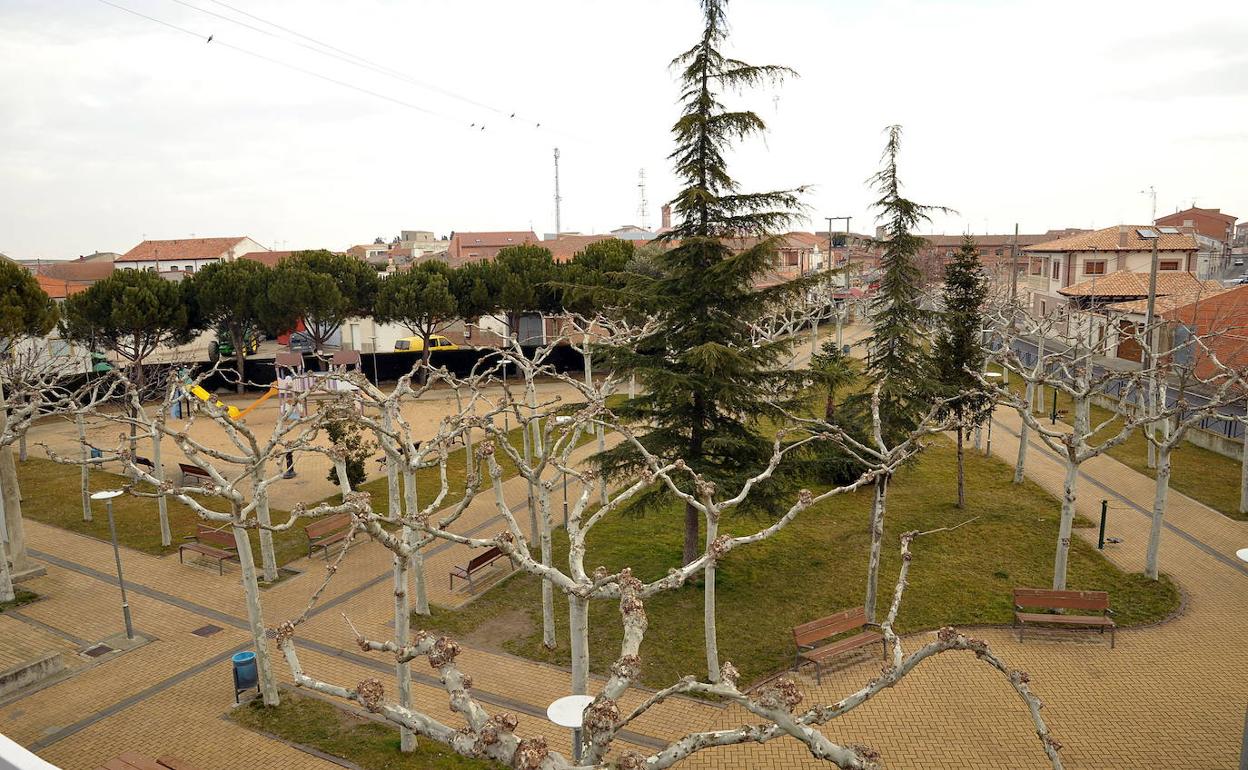 Vista panorámica del parque de entrada a Ataquines. 