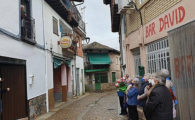 Un grupo de vecinos le cantó el 'Cumpleaños feliz' y le llevó un ramo de flores.