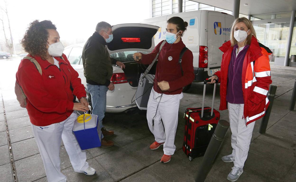 El equipo de vacunación llega al Río Carrión de Palencia para poner sus dosis a los sanitarios del centro. 