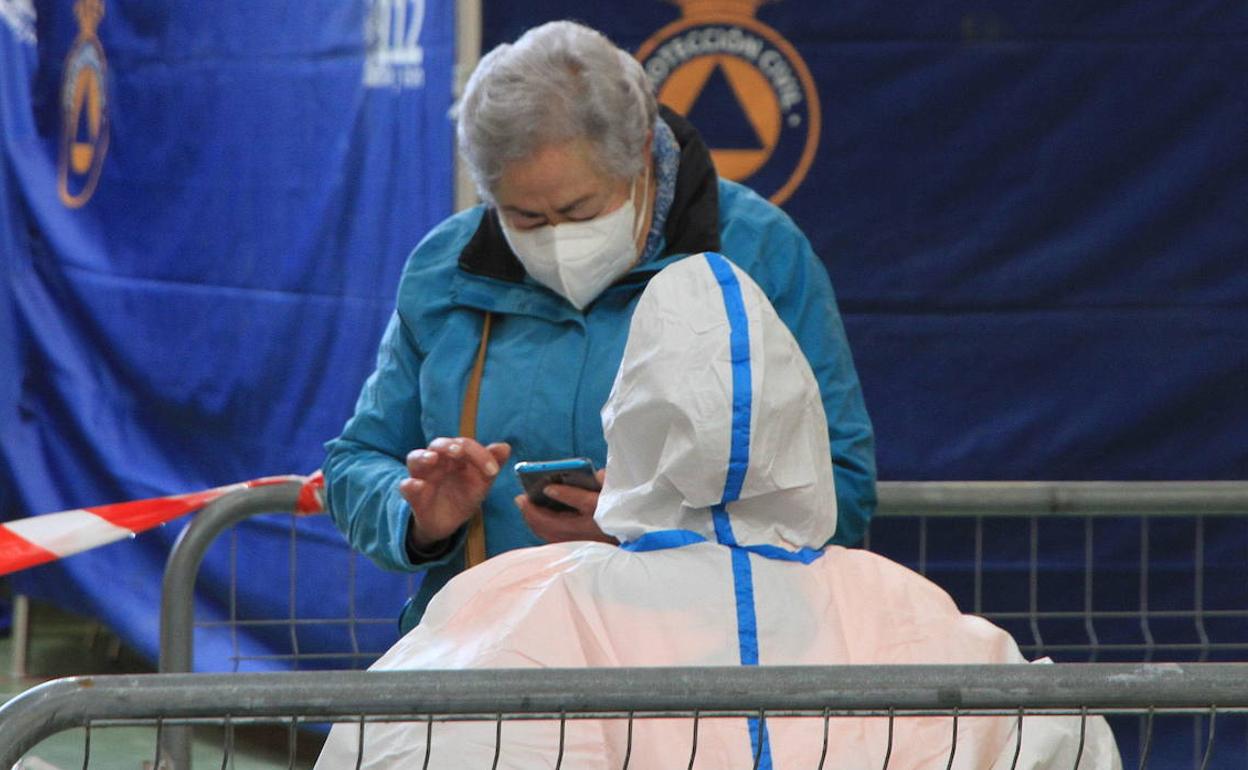 Una mujer se identifica antes de someterse a un test rápido durante el cribado masivo en La Granja de San Ildefonso.