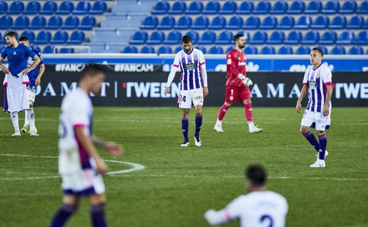 Los jugadores del Real Valladolid, abatidos al final del partido ante el Alavés